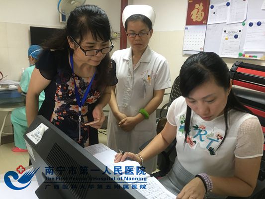 1.文珊科长在埌东医院查看院感管理文件.jpg