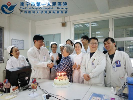 暖心的奶奶.jpg