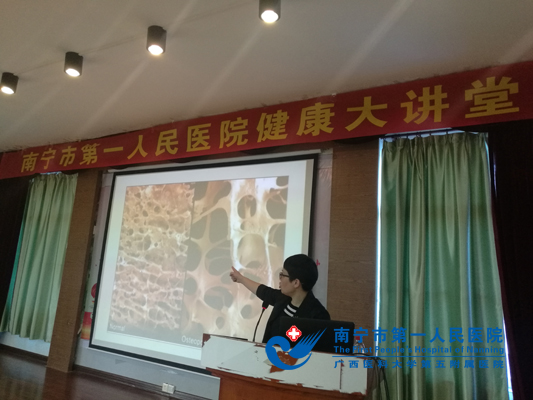 李俊医生在讲课.jpg