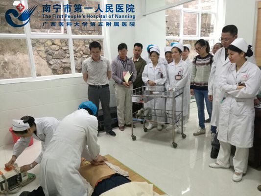 黄彬副主任检查马山县人民医院二甲复评审准备情况.jpg
