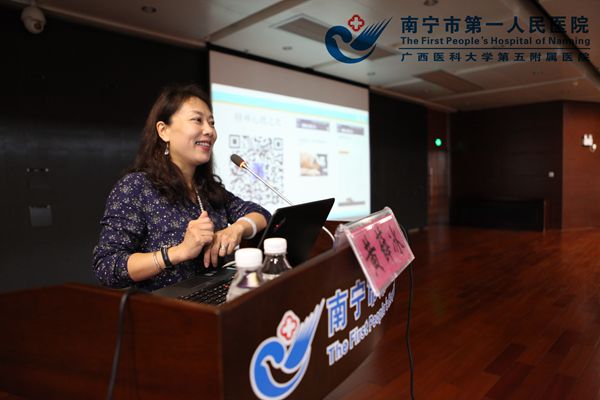 2.图为黄薛冰博士在授课现场.jpg
