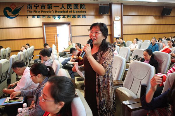 3.图为我院医务人员向黄博士提问.jpg