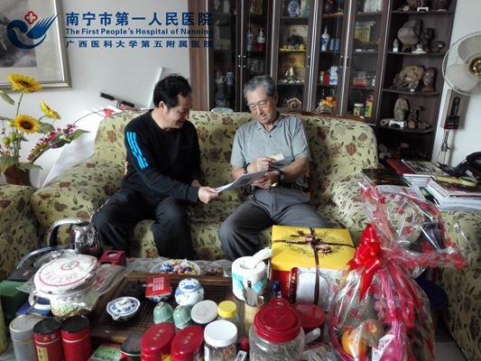 刘书记给孙老送学习文件资料.jpg
