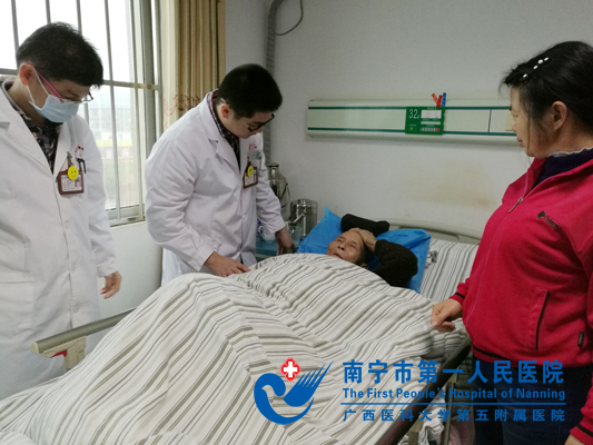 卫生院医生接力为老人进行康复治疗.jpg