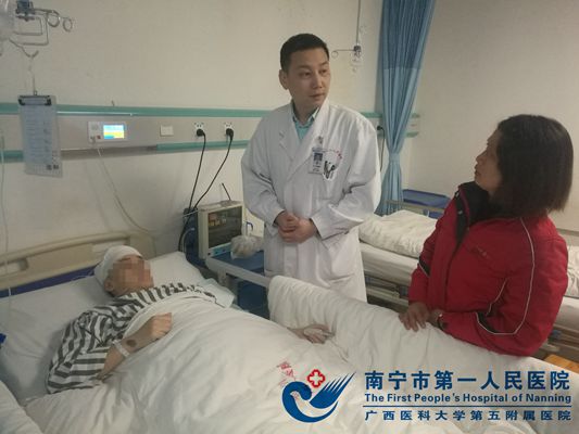 医生看望术后的王女士并与其家属交流.jpg