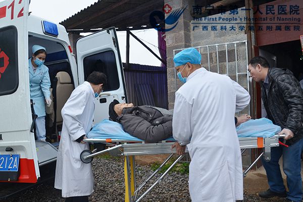 图为把百岁老人抬上120救护车.jpg