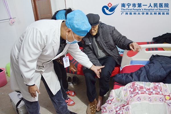 图为急诊科李主任为百岁老人初检伤情.jpg