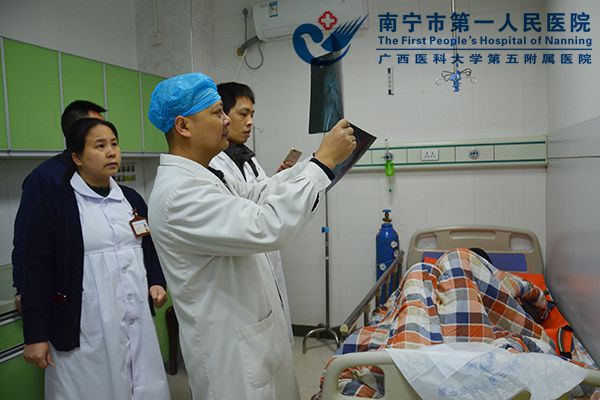 图为急诊科李主任在看老人的X光片.jpg