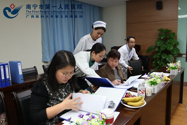 专家查阅资料.jpg