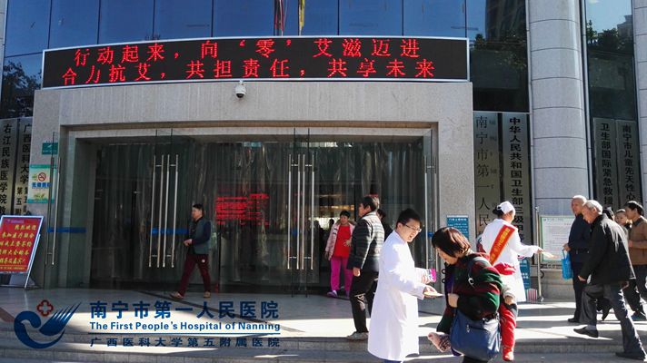 1.图为医务人员在发放宣传资料.jpg