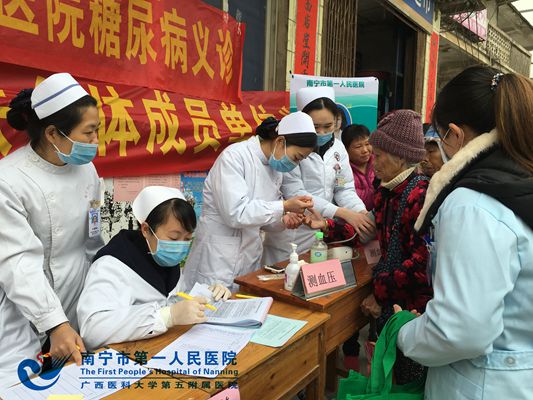 内分泌科护士为群众测血压.jpg