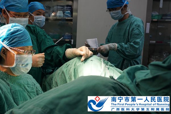 3.图为妇科李廉主任医师示范指导宫颈锥切术.jpg