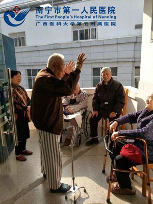 图为程爷爷在走廊给大家讲故事.jpg