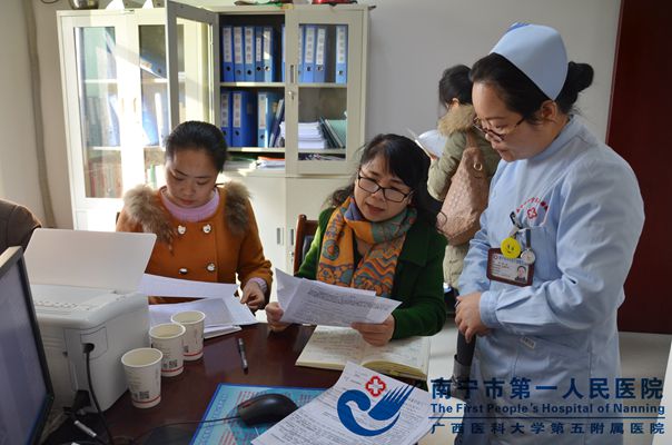 图为护理部主任在了解护理运行情况.jpg