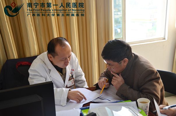 图为医务科科长了解医疗质量运行情况.jpg