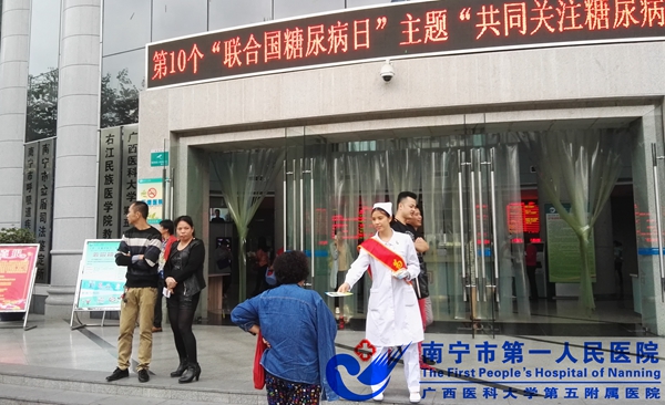 1.图为工作人员在发放宣传资料.jpg