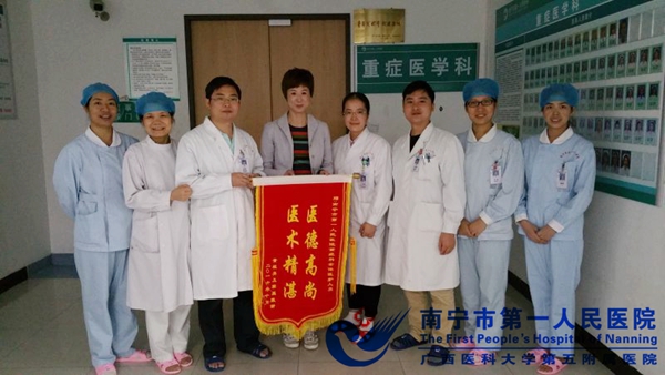 1.图为何女士和医护人员合影.jpg