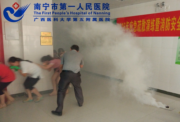 2.医联体指导三塘镇卫生院进行应急疏散演练.jpg