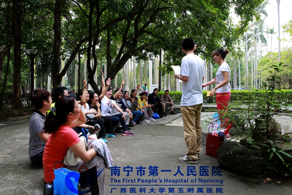 2.图为支部党员积极抢答.jpg