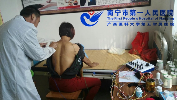 1.图为村医给村民治疗.jpg