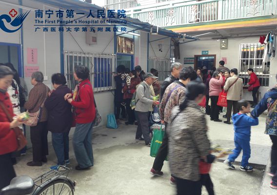 欢天喜地领取奖品和慰问品.jpg