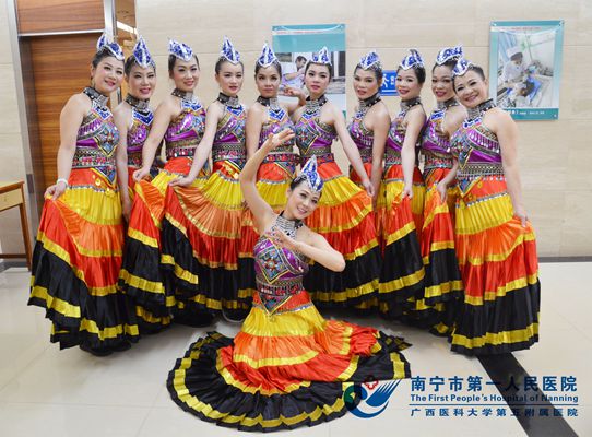 图为舞蹈队上台前.jpg