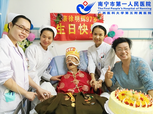 1.图为徐明辉爷爷和医护人员及家属的合影.jpg