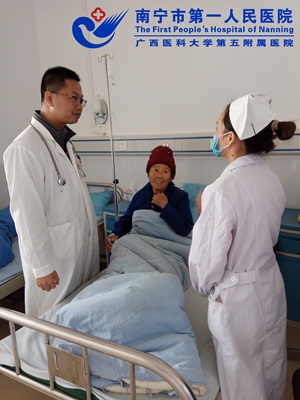 2.图为我院支援人员血液内科陈兵住院医师诊治病人.jpg