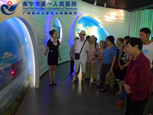 2.图为老干部聚精会神听专业讲解.jpg