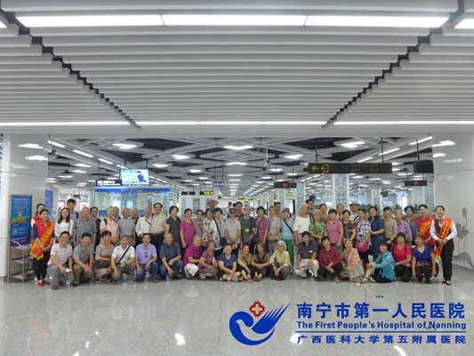 3.图为老干部参观游览地铁留影.jpg