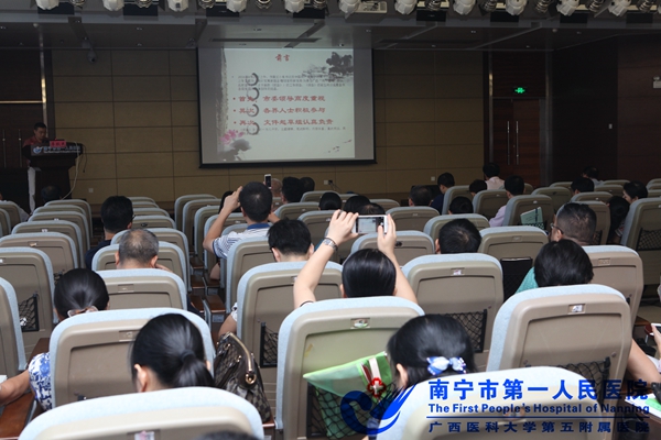 2.宣讲会现场.jpg
