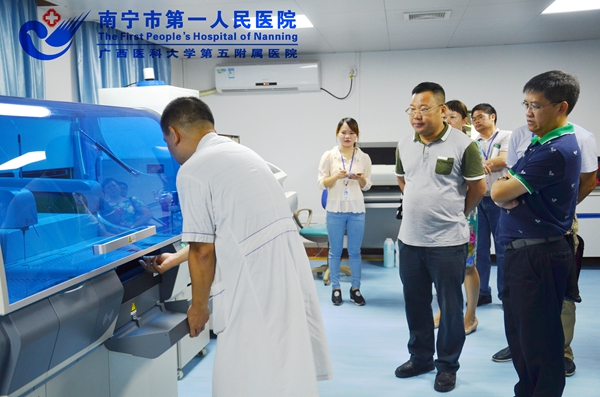 1.图为领导在检验科视察工作.jpg