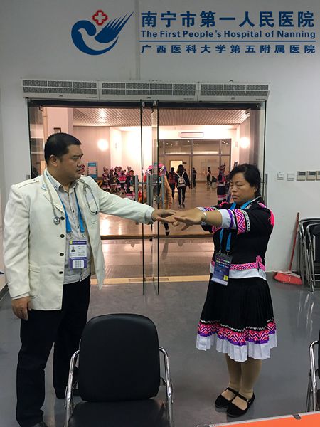 2.医生岑志远对头晕群演进行查体.jpg