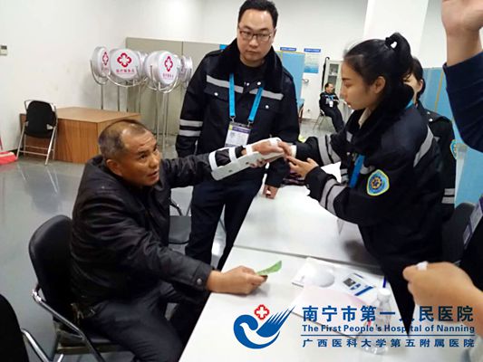3.医疗组为摔倒观众进行支具固定.jpg