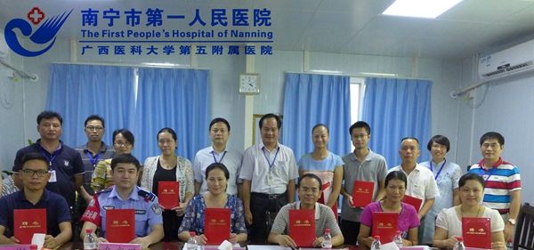 2.图为监督员领取聘书.jpg