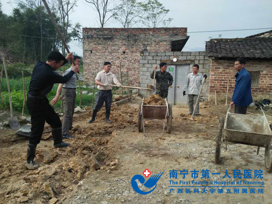 原来的入户路面都是烂泥.jpg