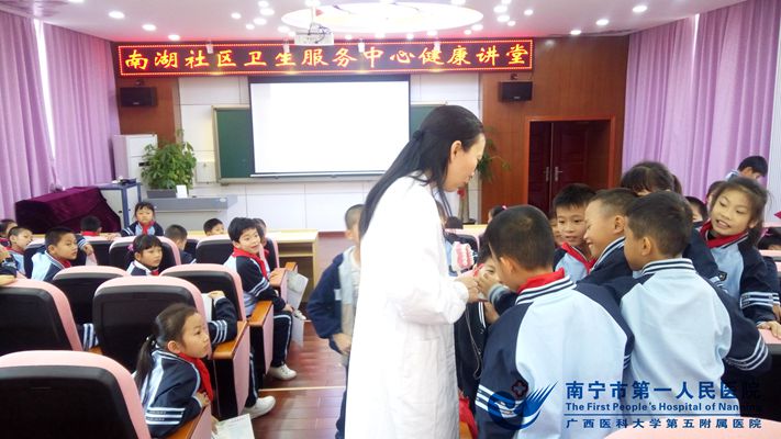 图为义诊现场.jpg