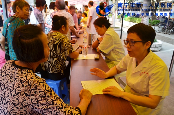 2.义诊现场.jpg