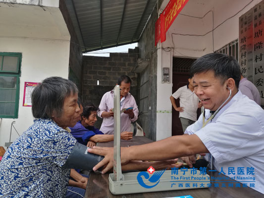 急诊科专家为保洁员详细检查身体.jpg