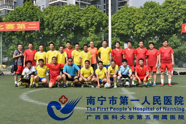 1.足球队合影.jpg