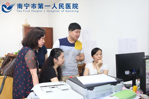 3.图为督察组专家检查资料.jpg
