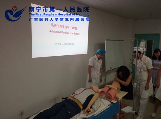 1.护理人员练习急救技术.jpg