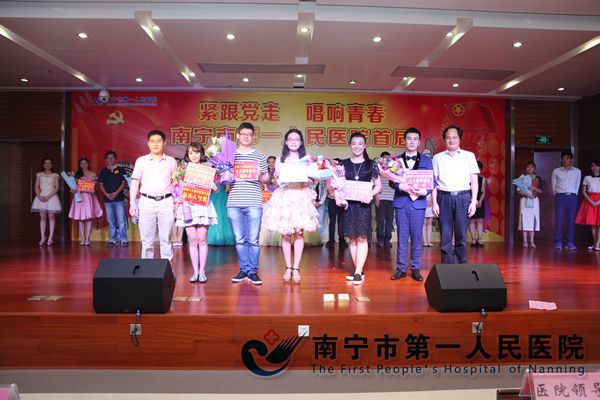 3、为获奖者颁奖.JPG