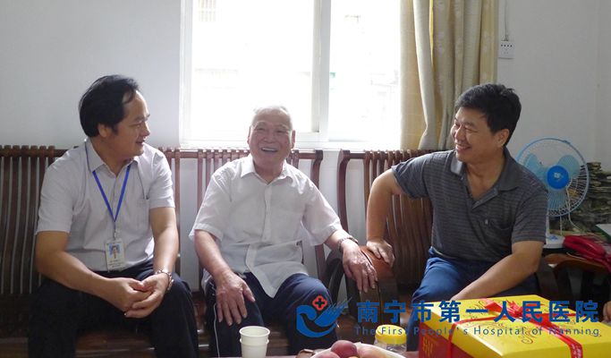 2.图为医院领导给离休干部邓奇靖祝寿.jpg