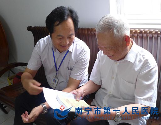 图为刘津江副书记给邓老送党员学习资料.jpg