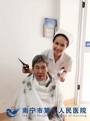 1.图为护士小李为张奶奶理发.jpg