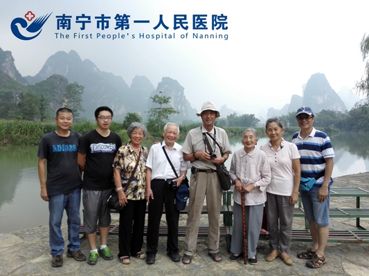 1.离休干部和随行家属合影.jpg