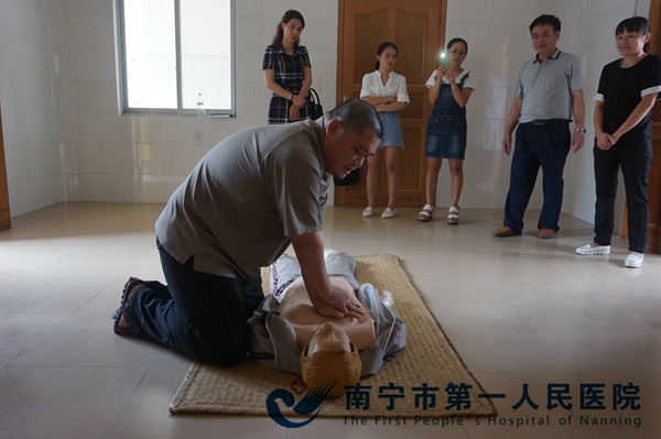 3.急诊科岑志远主治医师示范心肺复苏操作.jpg