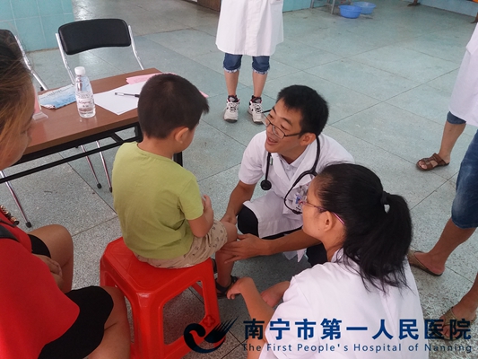 3.图为南宁市第一人民医院儿科医师周东春义诊.jpg
