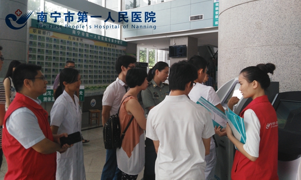 3.志愿者科技惠民活动周吸引了303医院及市社会保障卡办公室到场参观学习.jpg